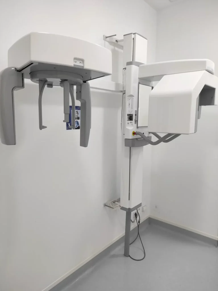 Equipo de radiografía panorámica para el diagnóstico de implantes en Clínica Dental Odonty