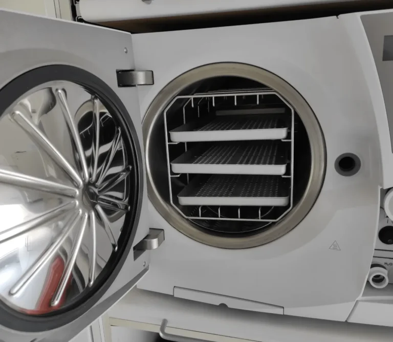 Autoclave de esterilización abierto en Clínica Dental Odonty