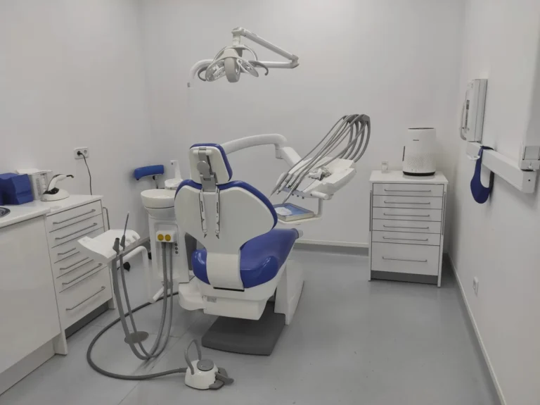 Gabinete dental con sillón azul y luz natural en Clínica Dental Odonty