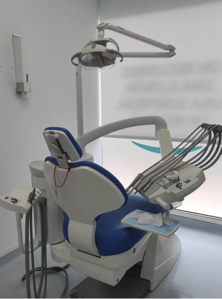 Sillón dental y equipamiento de un gabinete de Clínica Dental Odonty