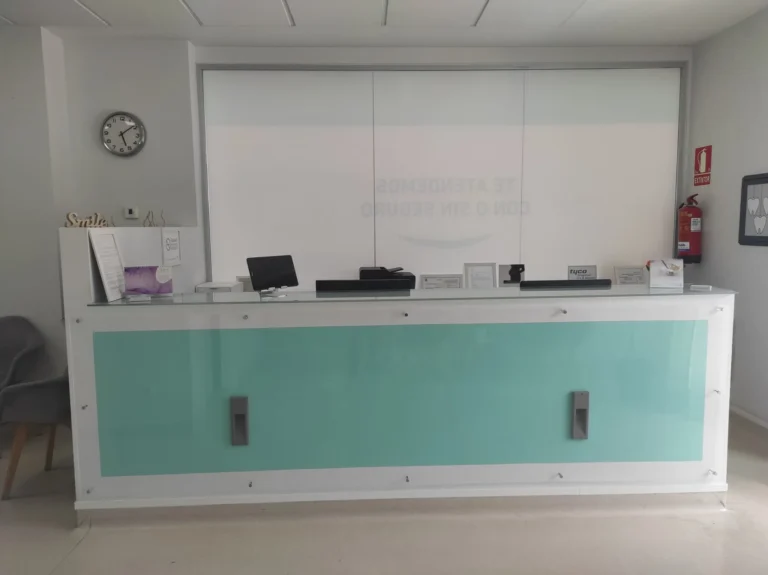 Mostrador de recepción de Clínica Dental Odonty en Alcorcón