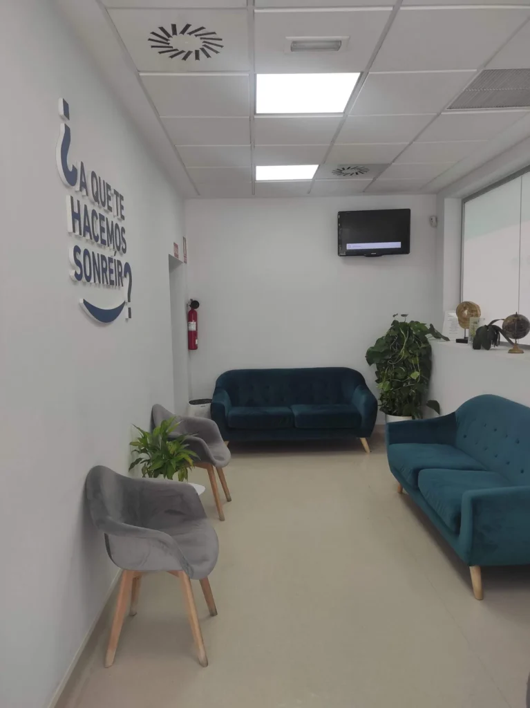 Sala de espera luminosa de Clínica Dental Odonty en Alcorcón
