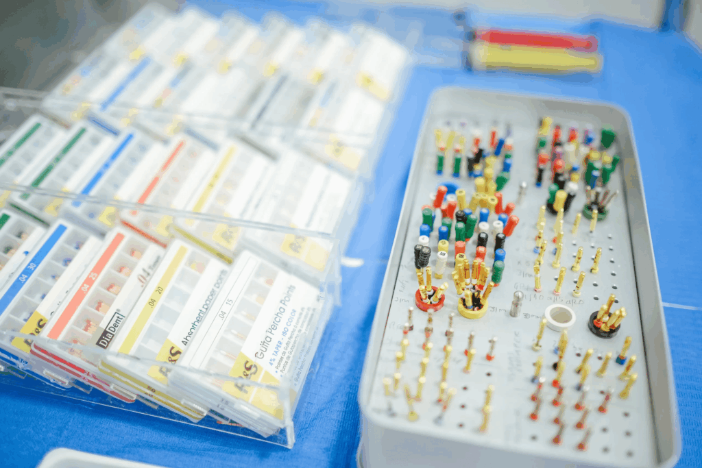 Limas de endodoncia de colores ordenadas en su caja