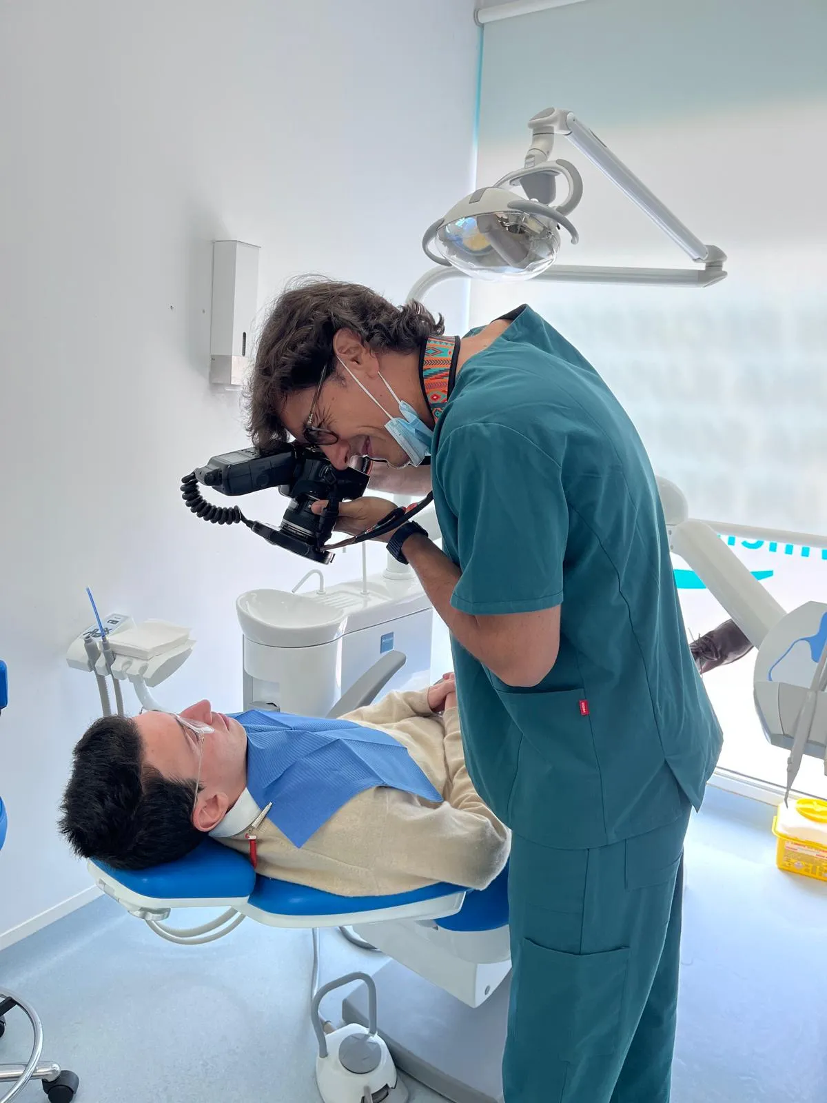 El Dr. Jorge González atendiendo a un paciente de ortodoncia invisible